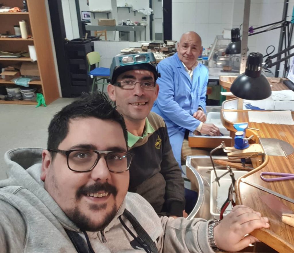 Tres personas trabajando en un taller de joyería de C-Ilab en A Coruña, en un entorno inclusivo