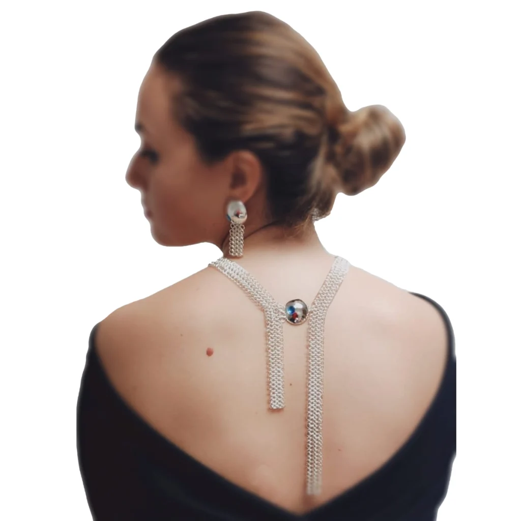 Espalda de joven con joyas