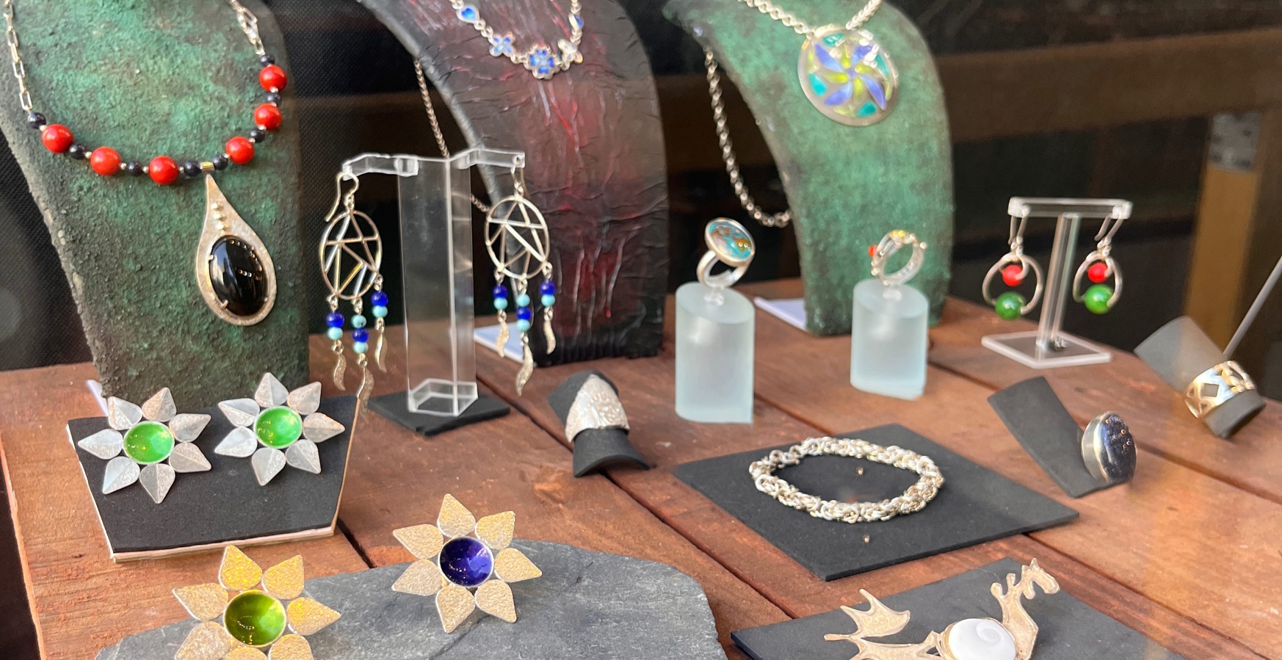 Joyas en el escaparate de la tienda de I-Lab