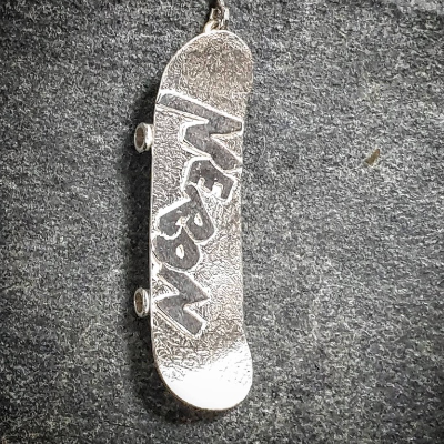joya personalizada en forma de skateboard