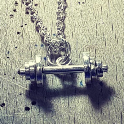joya personalizada con la forma de mancuerna de pesas