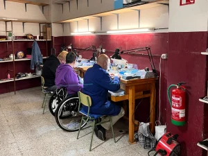 Varios operarios trabajando en el taller