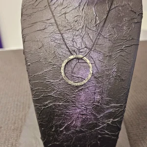 Colgante Aro Texturizado Plata Cordón Negro - Joyería Moderna Minimalista