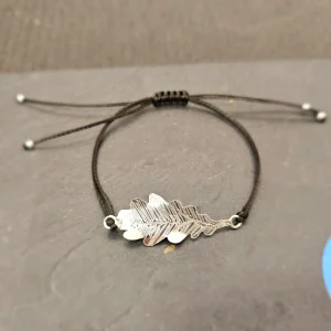 Pulsera artesanal con hoja de roble en plata y cordón negro ajustable